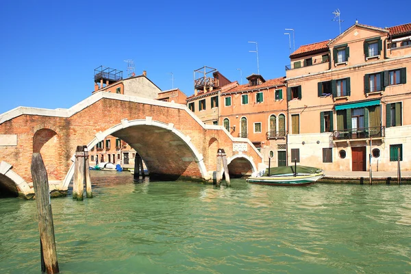 Kanał i mały most w Wenecja, Włochy. — Zdjęcie stockowe