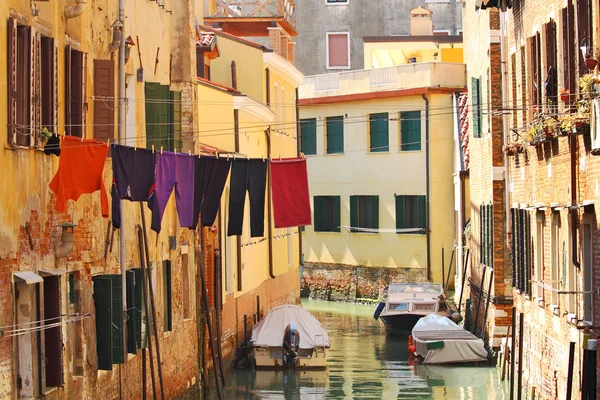 Liten kanal bland gamla hus i Venedig, Italien. — Stockfoto