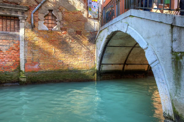 Malý most přes kanál v Benátkách. — Stock fotografie