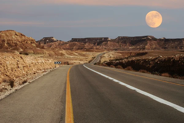 狭窄公路穿越在以色列的沙漠里运行. — 图库照片