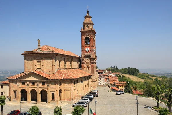 Vista para a igreja em Diano D 'Alba, Itália . — Fotografia de Stock