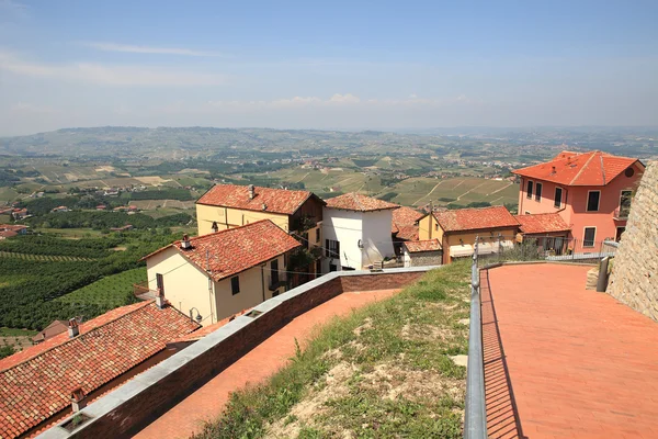 Vista aérea sobre a pequena cidade e colinas na Itália . — Fotografia de Stock