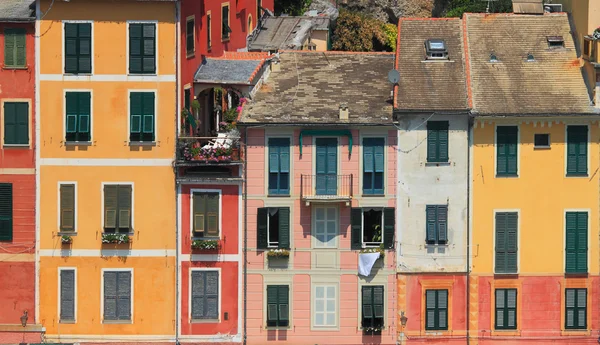 Pestrobarevné domy portofino. — Stock fotografie