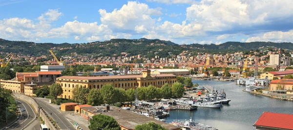 Panorama dari La Spezia dan pangkalan angkatan laut . — Stok Foto