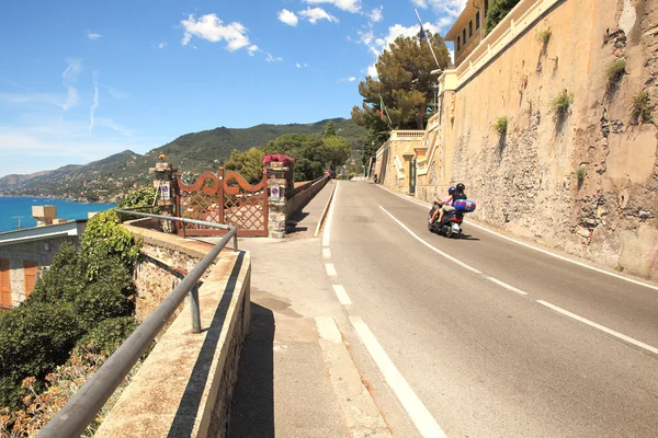Wąskie drogi wzdłuż morza we Włoszech. — Zdjęcie stockowe