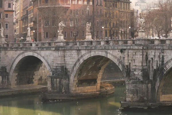Svatý anděl most v Římě, Itálie. — Stock fotografie