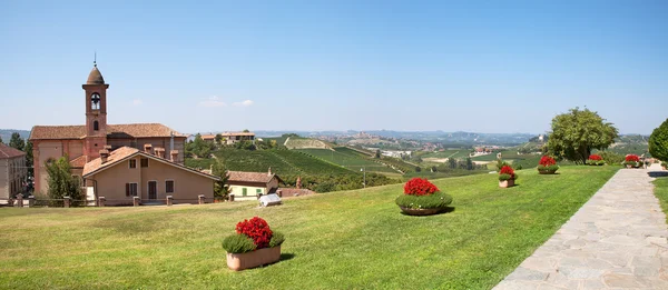 Panoramatický pohled na kostel a kopce v Itálii. — Stock fotografie
