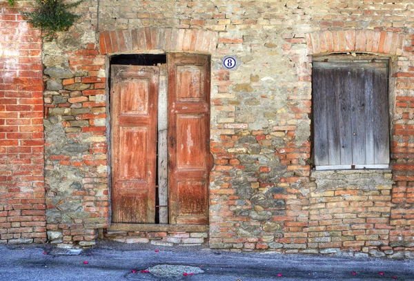 Porta vintage e janela em casa de tijolo, Itália . — Fotografia de Stock