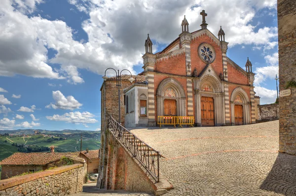 Igreja antiga em Castiglione Falletto, Itália . — Fotografia de Stock