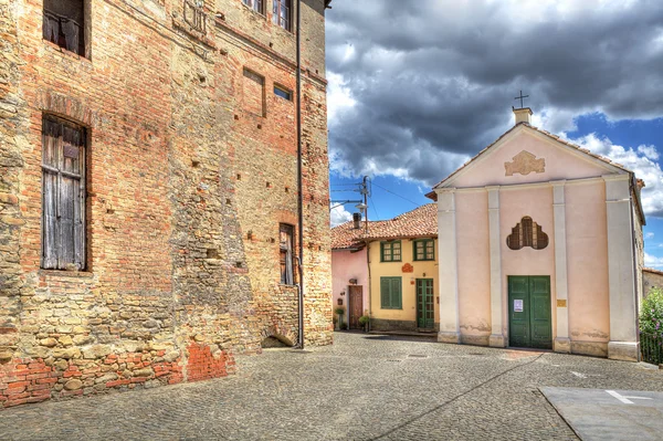 Gamla hus och liten kyrka i castiglione falletto, Italien. — Stockfoto