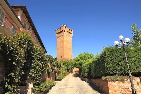 Antigua torre en Santa Vittoria D 'Alba, Italia . —  Fotos de Stock