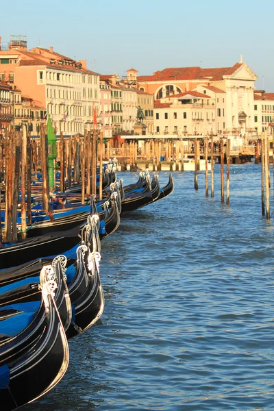Γόνδολες σε μεγάλο κανάλι στη Βενετία, Ιταλία. — Φωτογραφία Αρχείου