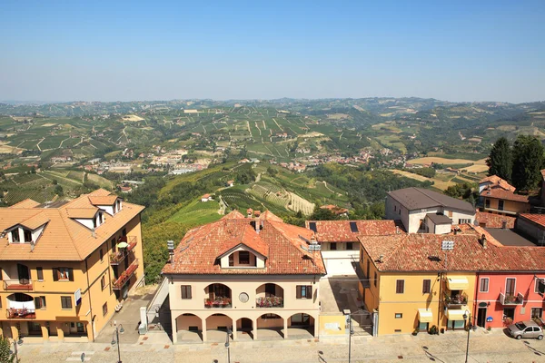Hus över kullarna i Piemonte, Italien. — Stockfoto