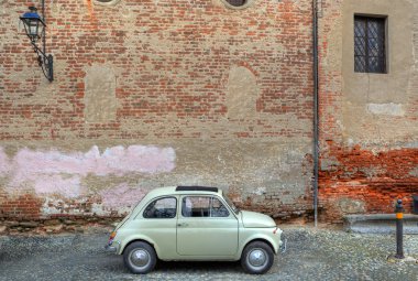 Retro arabanın önüne antik duvar.