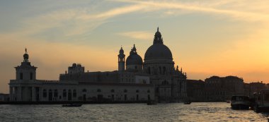 Santa maria della salute kilisede günbatımı.