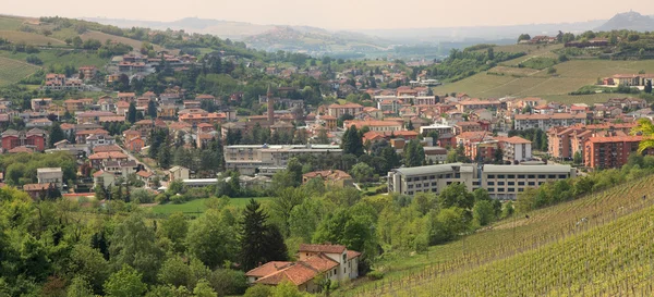Panoramisch zicht op stad van alba. — Stockfoto
