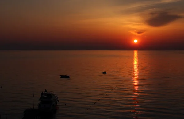 Nascer do sol sobre o Golfo de Antalya . — Fotografia de Stock