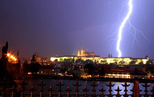 Lightning over the Prague Castle during thunderstorm. — Stock Photo, Image