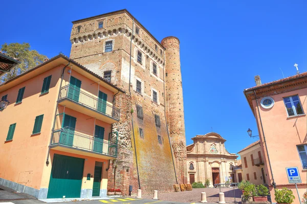 Castelo antigo e pequena praça em Roddi, Itália . — Fotografia de Stock