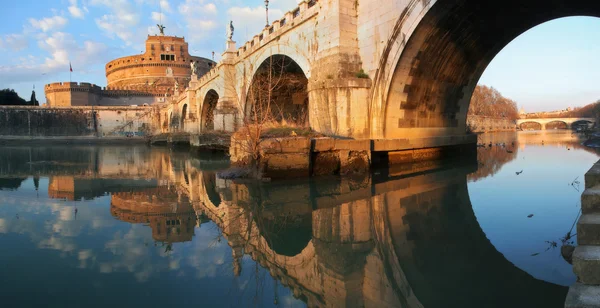Svatý anděl hrad a most v Římě. — Stock fotografie
