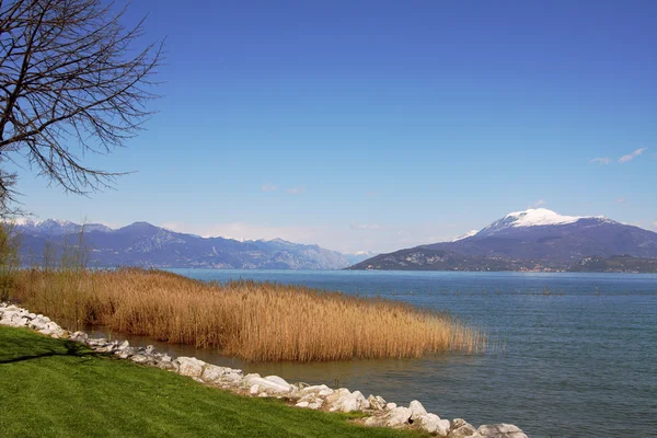 View on Lake Garda and mountains in Sirmione. — Stock Photo, Image
