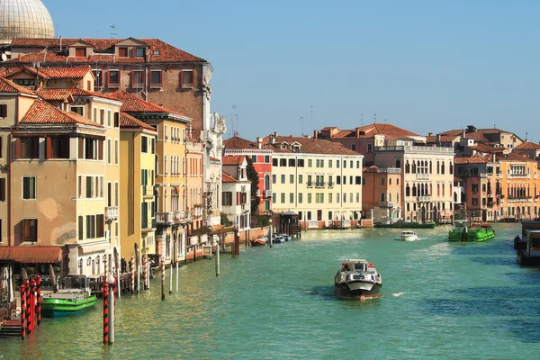 Canal and historic houses in Venice, Italy. — Stock Photo, Image