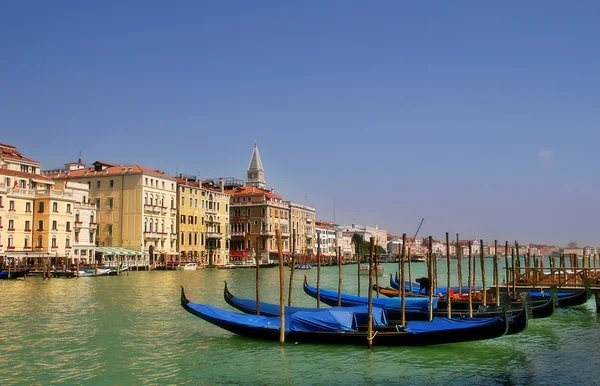 Gondels op groot kanaal in Venetië, Italië. — Stockfoto