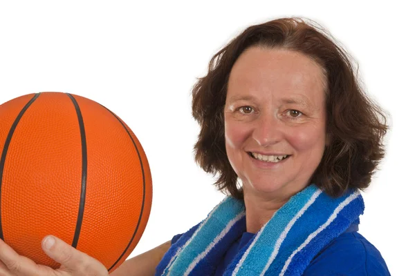 Женщина средних лет с баскетболом — стоковое фото