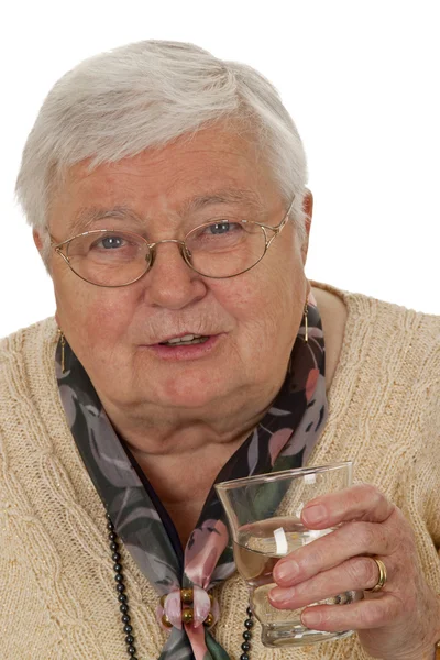 Старша жінка п'є воду — стокове фото