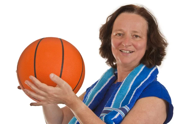 Orta yaşlı kadın basketbol ile — Stok fotoğraf