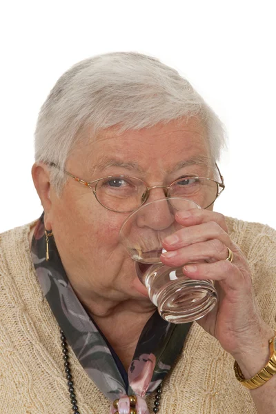 Senior femme eau potable — Photo