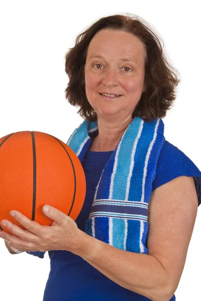 Średniej wieku kobieta z koszykówki — Zdjęcie stockowe