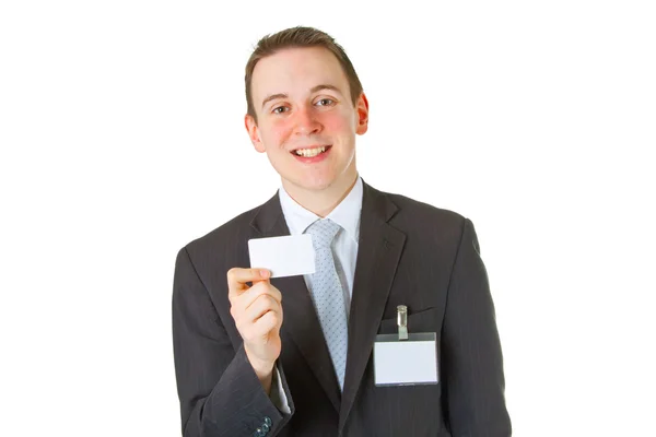 Улыбающийся бизнесмен показывает визитку — стоковое фото
