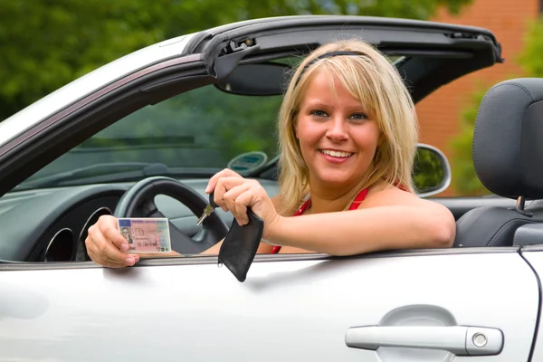 젊은 여 자가 그녀의 새로운 운전 면허증에 대 한 행복 — 스톡 사진
