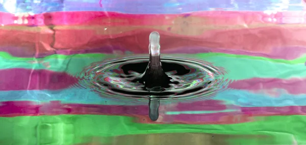 Voda stoupá z psychedelické pozadí — Stock fotografie