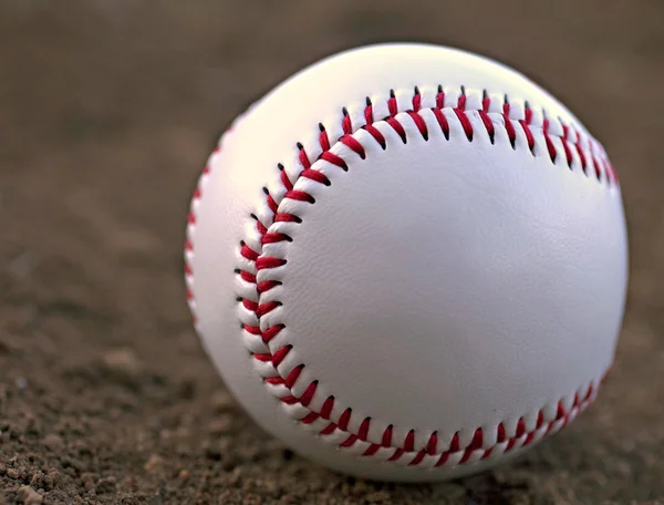Бейсбол, сидячи в бруд Внутрішнє поле — стокове фото