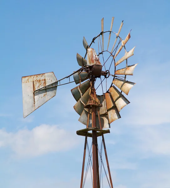 Starožitný větrný mlýn — Stock fotografie