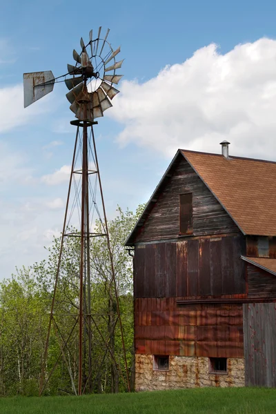 Starý rezavý stodola a větrný mlýn — Stock fotografie