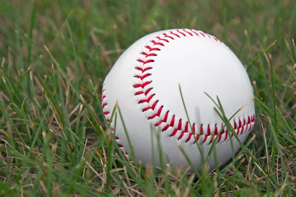 Beisebol na grama — Fotografia de Stock