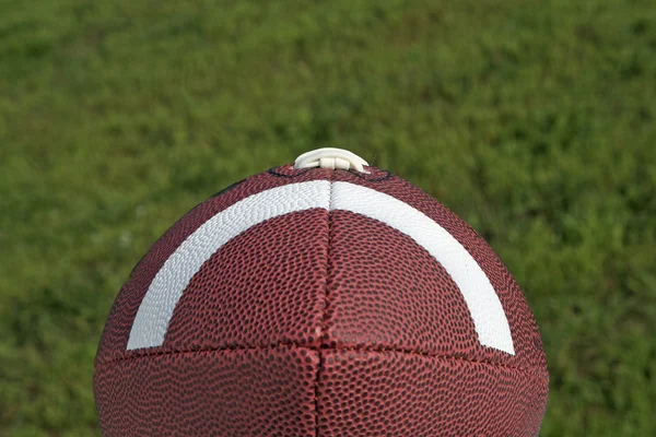 Sepak bola duduk di rumput hijau — Stok Foto