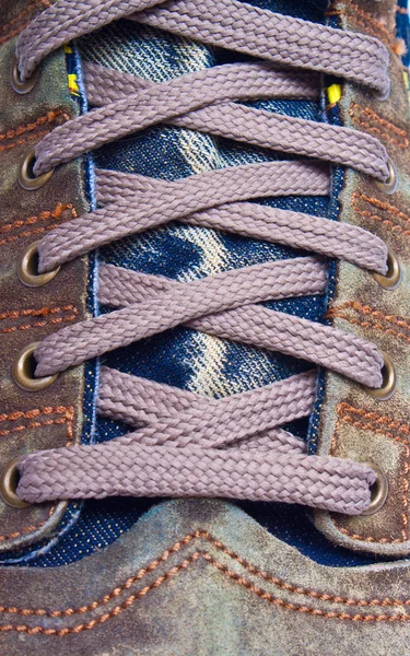 Шнуровка спортивной обуви — стоковое фото