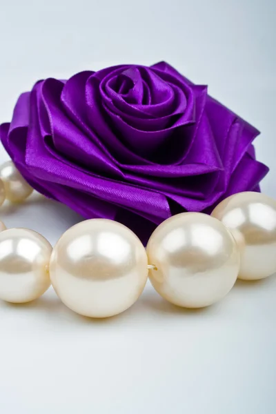 珍珠和人工玫瑰 — 图库照片