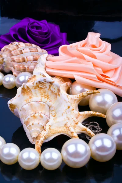 Rosor och pärlor diskbänk — Stockfoto