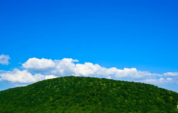 Molnen på himlen över berget — Stockfoto