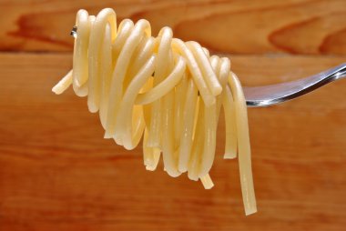 ev yapımı organik spagetti çatalı sarılı