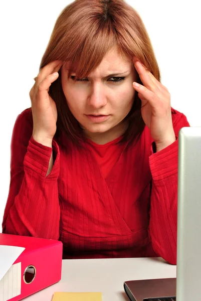 Assistente de escritório em uma blusa vermelha está sofrendo de dores de cabeça — Fotografia de Stock