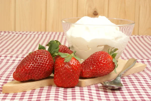 Morangos orgânicos frescos e iogurte para o pequeno-almoço — Fotografia de Stock