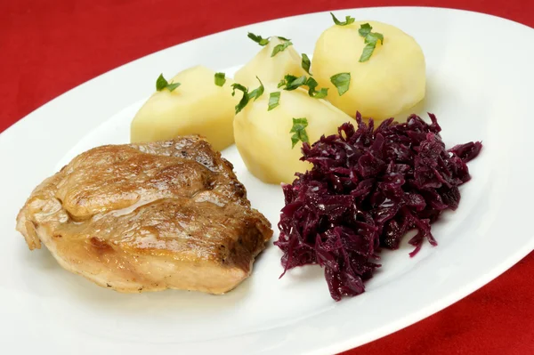 Domuz kızartma patates ve kırmızı lahana — Stok fotoğraf