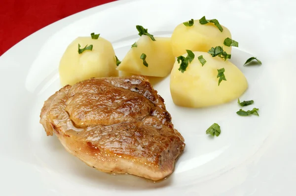 Fetta di maiale arrosto con patate bollite — Foto Stock