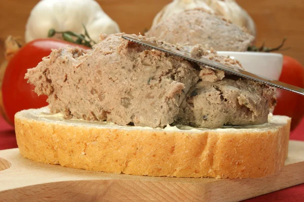 Bir dilim ekmek üzerine mercanköşk karaciğer sosis — Stok fotoğraf